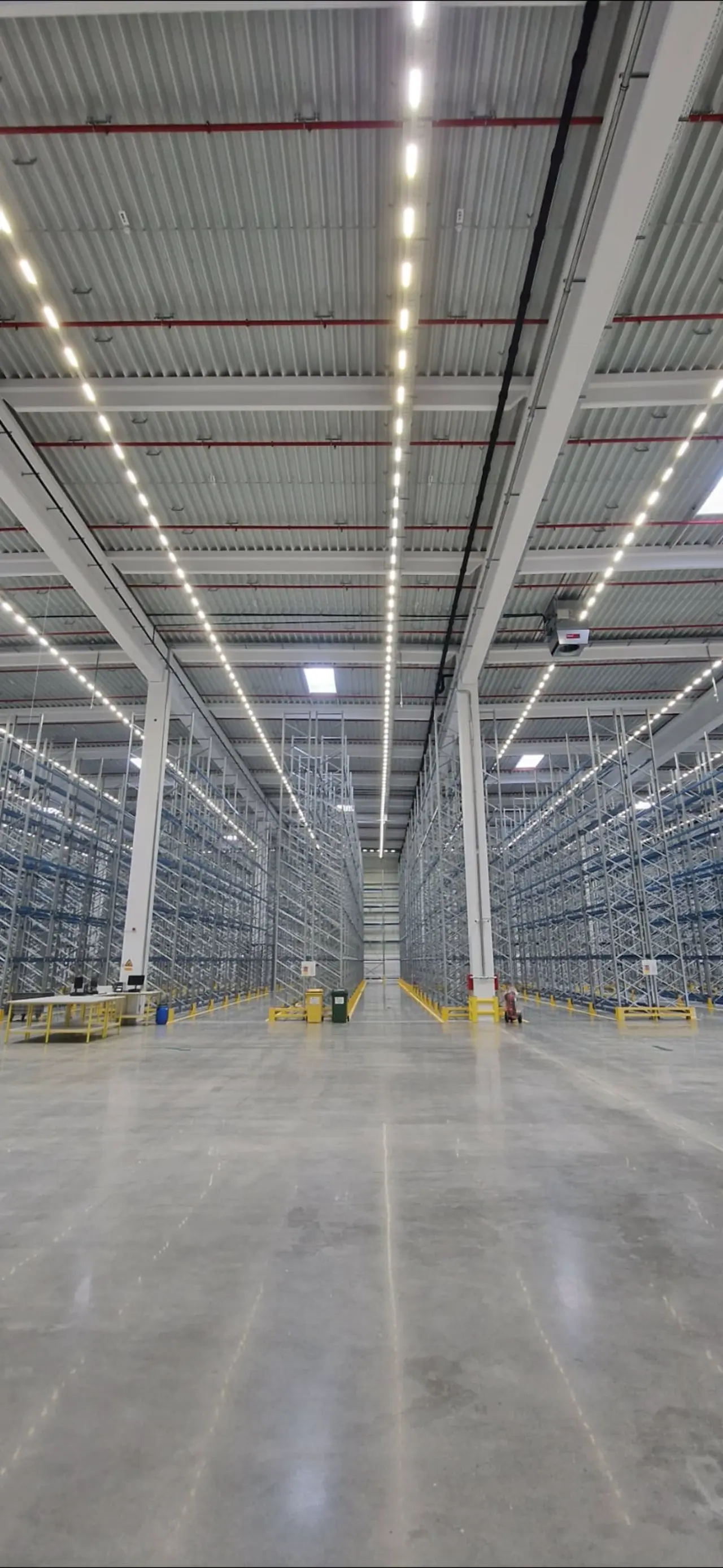 Profesionalno strojno pranje i održavanje velikih industrijskih hala i skladišnih prostora u Zagrebu.